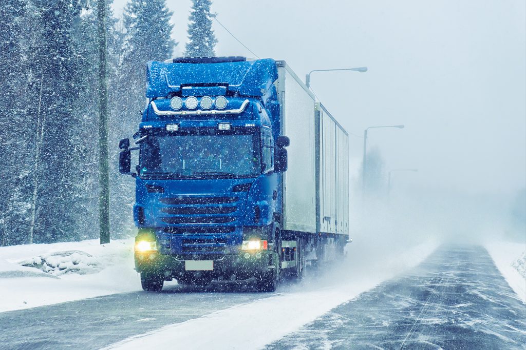 Opony zimowe dla pojazdów ciężarowych powyżej 3,5t dcm. Przepisy zima 2020/2021